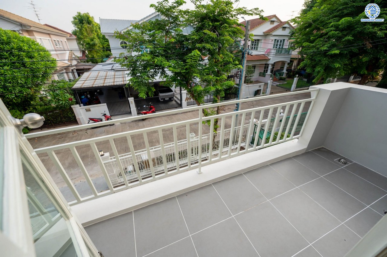 บ้านตกแต่งใหม่ โครงการ มัณฑนา  วัดพระเงิน ตกแต่งหรูหราดีไซน์สุด Classic เนื้อที่ 85.6 ตร.ว ฟังก์ชันจัดเต็ม 3 ห้องนอน 4 ห้องน้ำ 1 ห้องแม่บ้าน จอดรถได้ถึง 2 คัน เชื่อมต่อถนนกาญจนาฯ ใกล้รถไฟฟ้าสายสีม่วง "สถานีสามแยกบางใหญ่" และทางด่วน "ศรีรัช" รายล้อมด้วยสิ่งอำนวยความสะดวกมากมาย